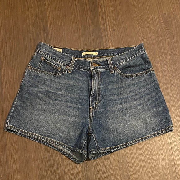 Levi’s 80s Mom Shorts (30) - Picture 1 of 4